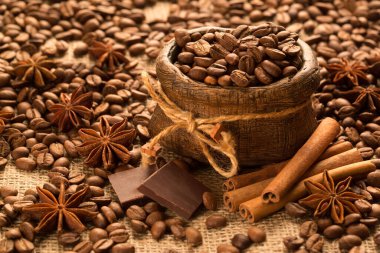 Kahve çekirdekleri, tarçın çubukları ve anason yıldızları kahve çekirdeklerindeki baharatlar çuval bezi, Noel ruh halleri. 