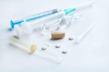 İlaç, uyuşturucu, pipet ve beyaz arka planda şırınga. Tıp konsepti. 
