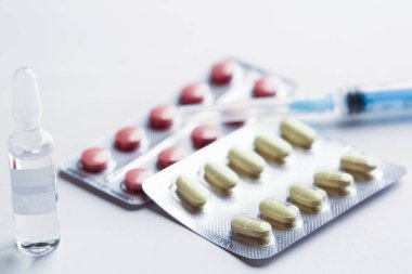 Tedavi için ilaç reçetesi. Beyaz masa arkasında şırınga (fışkırtma) ve ampul. Tıp başlığı arkaplanı. 