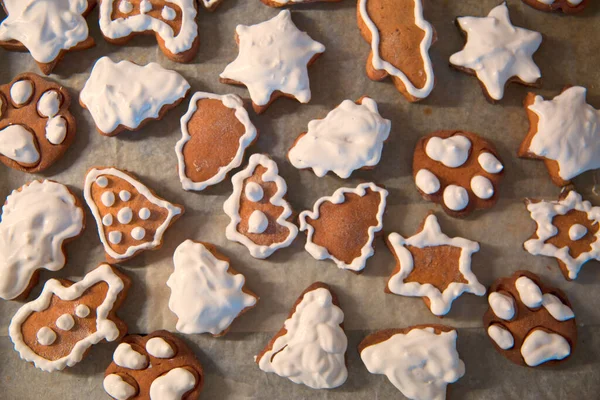 Biscoitos Gengibre Tradicionais Natal Formas Diferentes — Fotografia de Stock