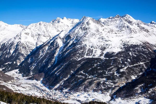 ロッキーアルプス 雪で覆われた 谷のスキー村 オーストリアのチロルで美しい冬のパノラマビュー — ストック写真