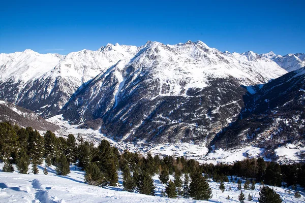渓谷の冬とスキー村の美しいアルプス オーストリアのチロルでの晴れた冬の日 スキーシーズン — ストック写真
