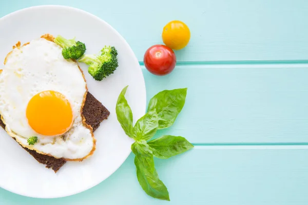 Kızarmış Yumurta Sebzeli Çavdar Ekmeği Tostları Kiraz Domatesleri Brokoli Turkuaz — Stok fotoğraf