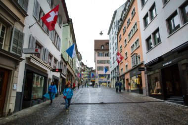 Zürih, İsviçre -16 Nisan 2017. Dükkanları ve bayrakları olan güzel bir cadde.. 
