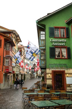 Zürih, İsviçre -16 Nisan 2017. Eski ortaçağ binaları, yeşil ve kırmızı evler. 