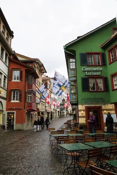 Zürih, İsviçre -16 Nisan 2017. Parlak ortaçağ evleri. 