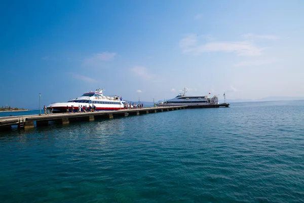 Kos, Yunanistan - 27 Temmuz 2018. Tekneleri ve büyük gemileri olan Kos Adası limanı. Turnuva büyük gemiler ve küçük yolcu gemileri. 