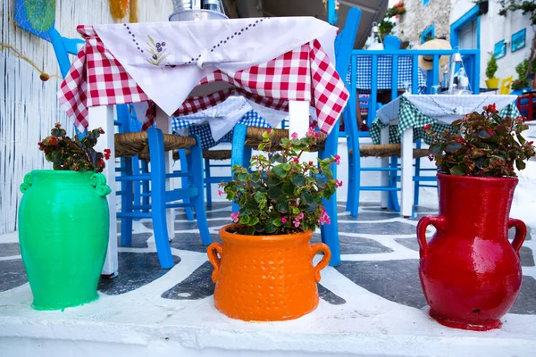 Kos, Yunanistan - 24 Temmuz 2018. Kos adasındaki Yunanistan tavernası. Geleneksel mavi ve beyaz renkler. 