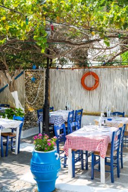 Kos, Yunanistan - 24 Temmuz 2018. Kos adasındaki Yunanistan tavernası. Geleneksel mavi ve beyaz renkler. 