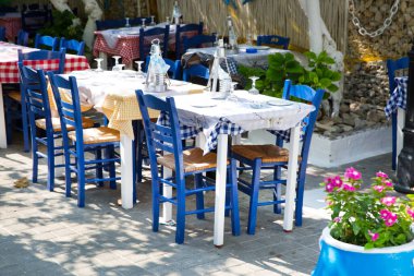 Kos, Yunanistan - 24 Temmuz 2018. Kos adasındaki Yunanistan tavernası. Geleneksel mavi ve beyaz renkler. 