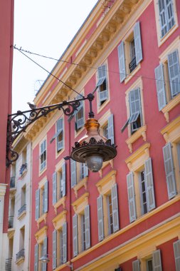 Güzel, Fransa - 18 Nisan 2017. Nice, Fransa 'da güzel bir sokak feneri. Nice, Fransa 'daki eski binanın kırmızı cephesi. Cote d 'gök mavisi. 