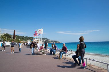 Güzel, Fransa - 18 Nisan 2017. Gezinti güvertesi Anglais Embankment. Melekler geziniyor. Yürüyen vatandaşlar ve turistler. 