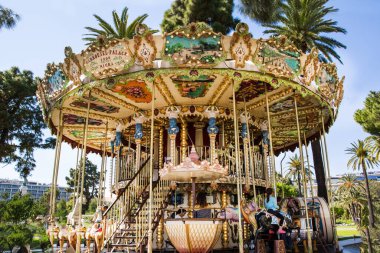 Güzel, Fransa - 18 Nisan 2017. Merry etrafından dolaş. Parlak eski moda atlıkarınca. 