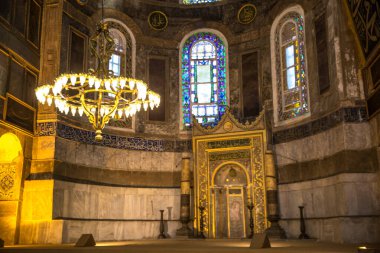 İstanbul, Türkiye - 27 Ekim 2017. Eski kilise ve camide güzel bir avize. Mihrab ve oryantal süs. 