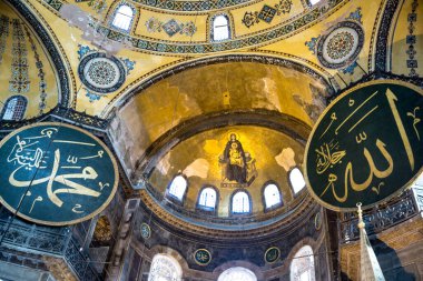 İstanbul, Türkiye - 27 Ekim 2017. Hagia Sofia içeride. Doğu Ormanent 'li güzel altın tavan ve Arapça Allah.. 