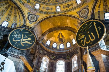 İstanbul, Türkiye - 27 Ekim 2017. Hagia Sofia kubbesi Güzel altın süs. 