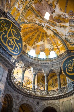 İstanbul, Türkiye - 27 Ekim 2017. Hagia Sofia içeride. Güzel altın süsler, ortodoks ve oryantal süslemeler. İstanbul, Türkiye 'de Kutsal Bilgelik veya Ayasofya. 
