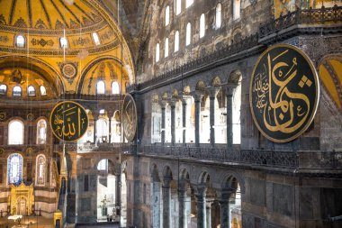 İstanbul, Türkiye - 27 Ekim 2017. Hagia Sofia içeride. Güzel altın süsler, ortodoks ve oryantal süslemeler. İstanbul, Türkiye 'de Kutsal Bilgelik veya Ayasofya. 