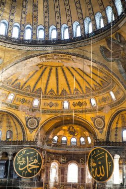 İstanbul, Türkiye - 27 Ekim 2017. Hagia Sofia kubbesi Güzel altın süs. 
