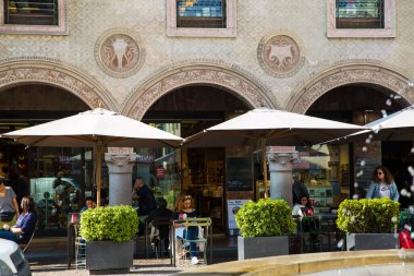 Bergamo, İtalya - 12 Ekim. İtalya, Bergamo, Lombardia bölgesinde Piazza Pontida 'da Terrance restoranı var.. 