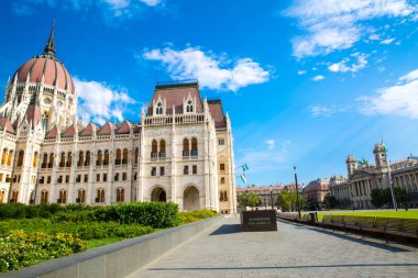 Budapeşte, Macaristan. 5 Ağustos 2017 'de. Macaristan Parlamentosu ve Macar Devrimi Anıtı 25 Ekim 1956. 