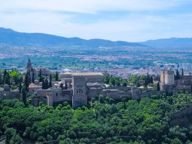 Alhambra Şatosu Panoramik Manzara. Eski Mağribi Kalesi, Granada, Endülüs, İspanya. 