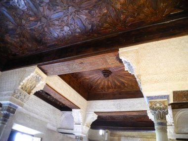 Granada, İspanya - 2 Mayıs, 2015. Alhambra, Granada, İspanya 'daki Nasrid Sarayı' nda ahşap tavan..                               