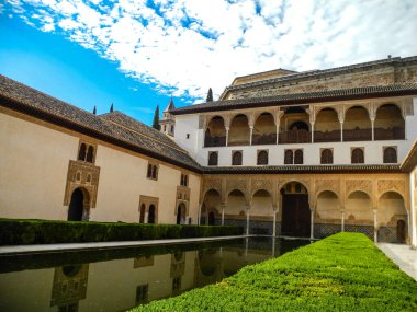 Granada, İspanya - 2 Mayıs 2015. Alhambra Sarayı manzaralı, Granada, Endülüs bölgesi, İspanya. Güzel bir yaz günü Mavi açık gökyüzü.                                