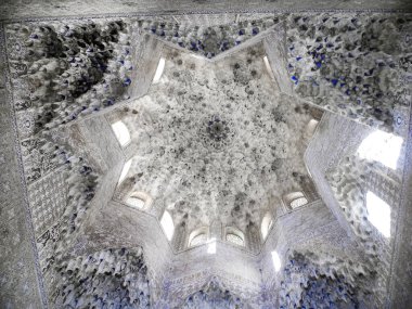 Granada, İspanya - 2 Mayıs, 2015. Granada 'daki Alhambra Sarayı' nda tavan. Nasrid Sarayı, İslami sanat.                            