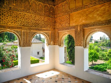 Granada, İspanya - 2 Mayıs, 2015. Granada 'daki Alhambra Sarayı. Nasrid Sarayı, güzel oyulmuş kemerler..   