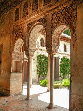Granada, İspanya - 2 Mayıs, 2015. Granada 'daki Alhambra Sarayı. Nasrid Sarayı, Aslanlar Sarayı 'nın güzel oyma kemerleri ve kolları..   