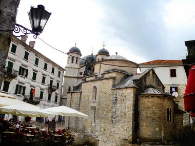 Kotor, Karadağ - 3 Eylül 2014. Kotor 'daki dar sokaklar, eski ortaçağ binaları..                                 