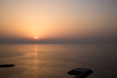 Hint Okyanusu 'nda günbatımı ve helikopter pistinin panoramik görüntüsü (iniş alanı veya helikopter platformu). 