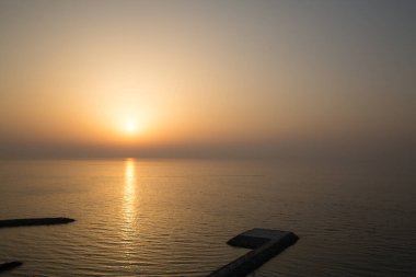 İran Körfezi 'nde gündoğumunun panoramik görüntüsü ve helikopter pisti (iniş alanı veya helikopter platformu). 