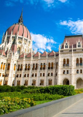 Budapeşte Parlamentosu cephesi ve parlak yeşil çimenler, Macaristan. Yaz zamanı.. 