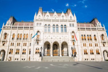 Macaristan, Budapeşte 'de parlamentonun girişi. Mavi gökyüzü ile aydınlık bir yaz günü. 