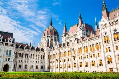 Budapeşte ve avluda Macar Parlamentosu cephesi. Parlak bir yaz günü. Yazın açık mavi gökyüzü. 