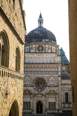 Citta Alta 'daki Santa Maria Maggiore Bazilikası. Bergamo, İtalya 'da katedral fasatesi. 