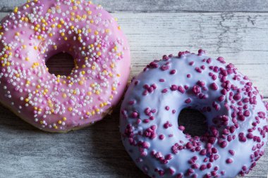 Gri ahşap masa arkasında jöleli çörekler. Kapat.. 