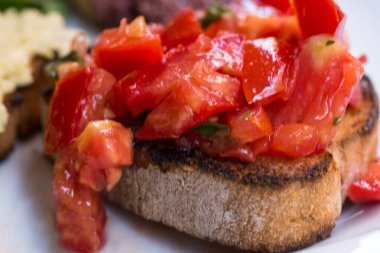 Domates bruschetas, yakın çekim. İtalyan mutfağı. 