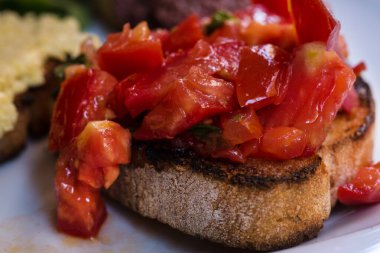Domates bruschetas, yakın çekim. İtalyan mutfağı. 