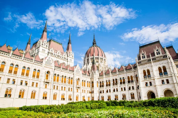 Macaristan, Budapeşte 'de parlamentonun gotik cephesi. Parlak yaz günü. 