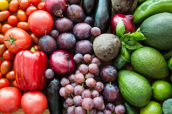 Diferentes Tipos Frutas Legumes Vista Superior Uvas Violetas Brilhantes Plumps — Fotografia de Stock