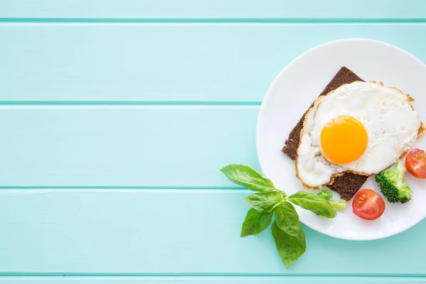 Kahvaltı Için Sebzeli Yumurta Ahşap Masa Üst Manzara Yazı Için — Stok fotoğraf