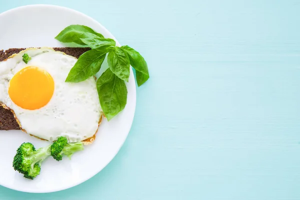 Taze Fesleğen Yapraklı Kızarmış Yumurta Brokoli Parlak Turkuaz Arka Planda — Stok fotoğraf