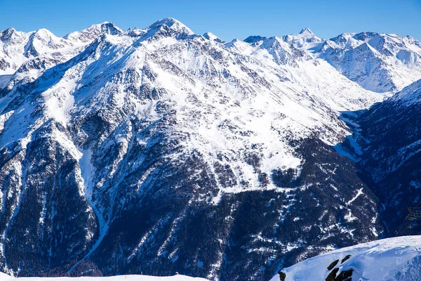 オーストリアのアルプス チロルで冬 雪に覆われた高い山 明るい晴れた日 — ストック写真