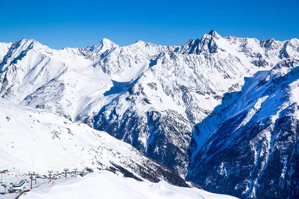 スキー場でソルデン ティロル オーストリア 美しい岩の山 谷やケーブルカーの村 晴れた冬の日 — ストック写真