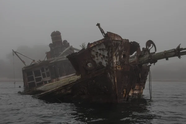 Barco fantasma en la niebla — Foto de Stock