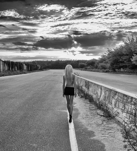 İnce kız, yol ve gökyüzü