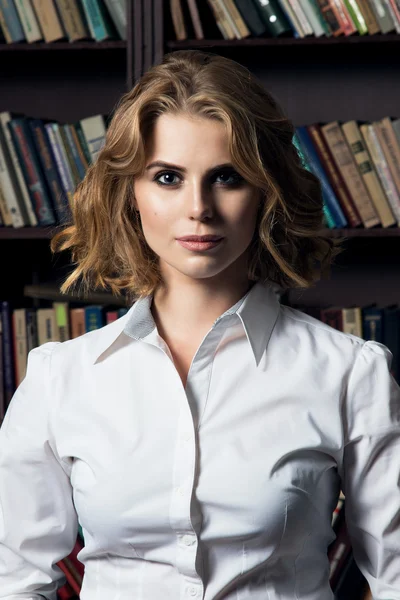 Güzel seksi kız, Kütüphane, iç stüdyo